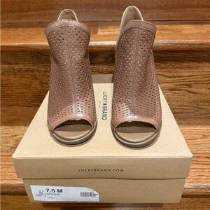Lucky Brand Women's Tan Perforated Mules